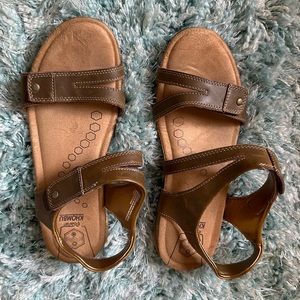 Khombu Solace sport sandals size 9